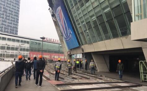斯基拉表示，桑乔目前不在曼联的计划中，他在与滕哈赫闹翻后已经准备离开。